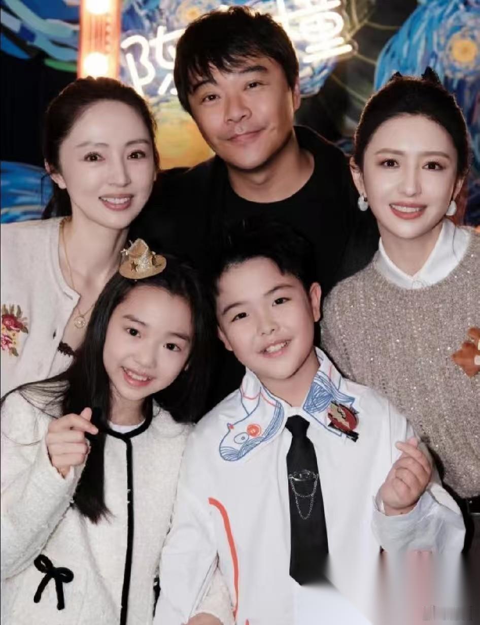 为什么朵朵突然转学 原因很简单 不是跟小酒窝闹掰了。 是爹妈早就规划好了国际化路