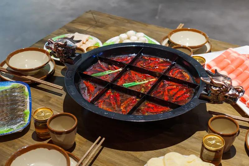 你对成都火锅有什么感受? 成都火锅，那真是让人欲罢不能！刚到成都，空气中都弥漫着
