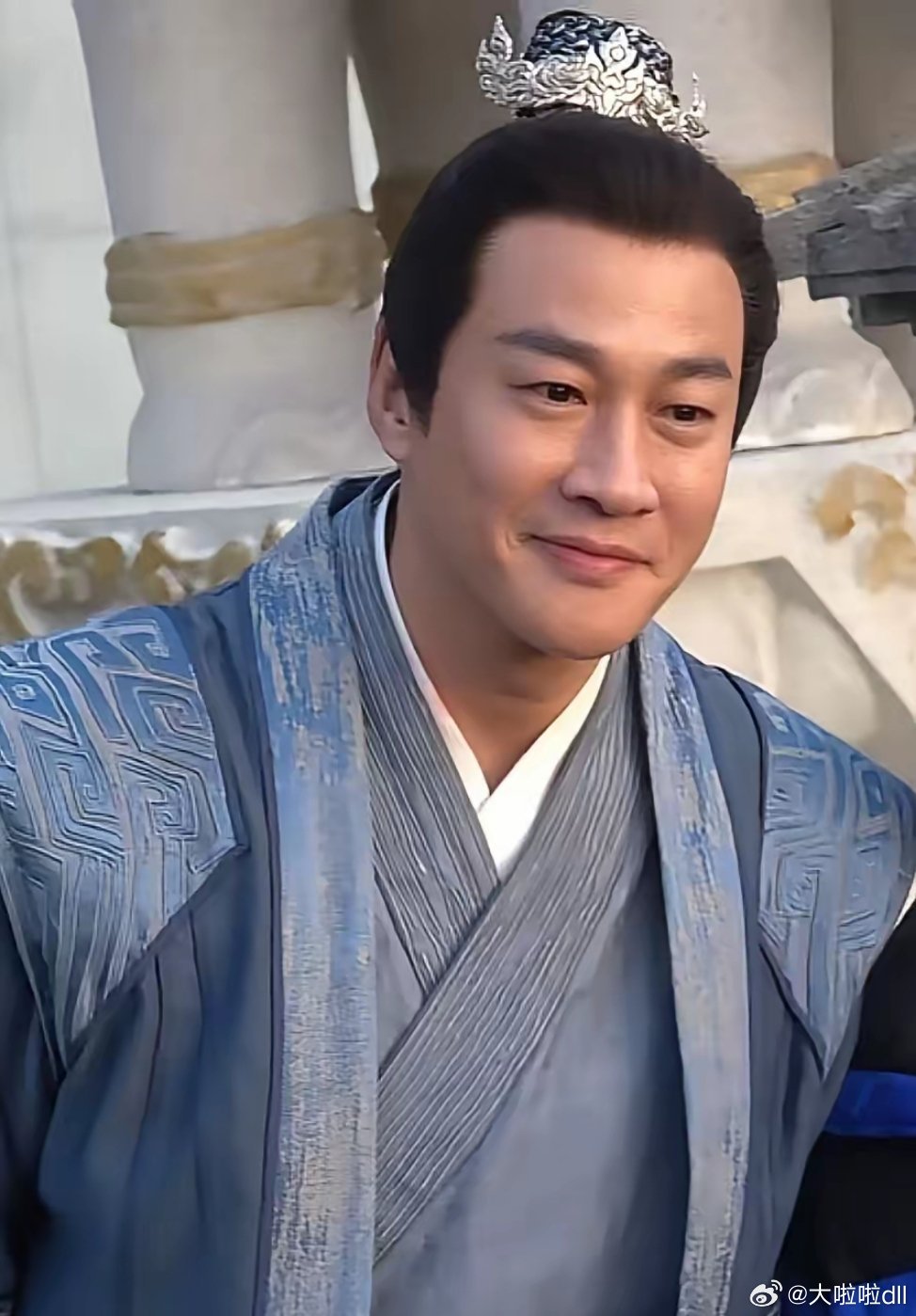 《逐玉斥巨资捧红了何润东》，网友：”东哥，提两箱牛奶去看看张凌赫吧，他旺你。” 