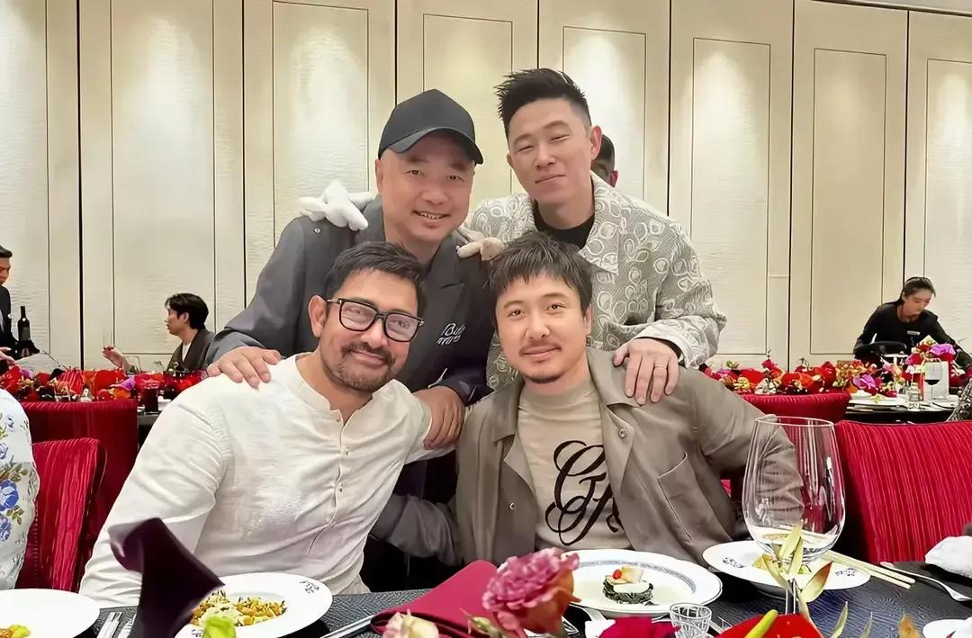 徐峥跟一哥们搂肩合影被挂热搜。
照片里俩人笑得跟兄弟似的，背景像发布会后台。
网