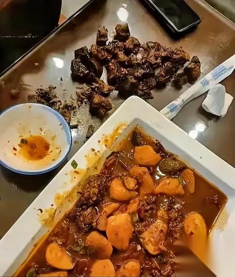 吃黄焖鸡遇上这事

我直接看愣了

一盘黄焖鸡里居然挑出整整24个鸡头？

这事