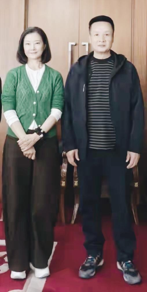 两位顶级歌唱家合影，彼时一个59岁，一个68岁，都已青春不再，容颜渐衰。应该都认