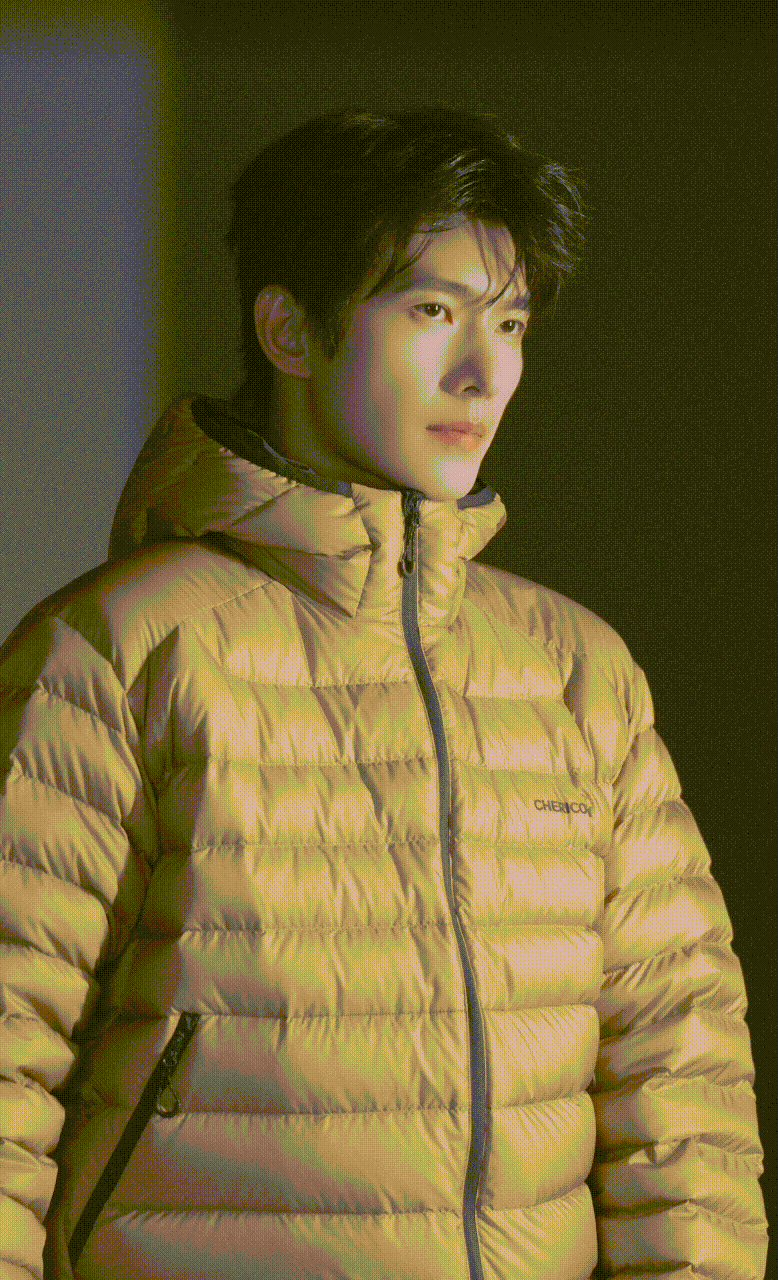 杨洋以千仞岗羽绒服全球品牌代言人身份登陆纽约时代广场大屏，利落造型与繁华都市同框