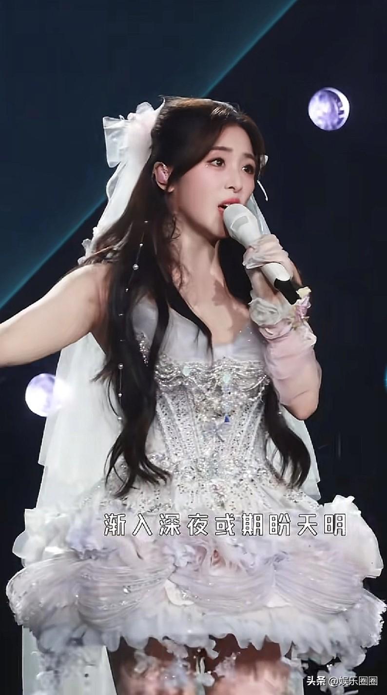 张含韵若不是当初被雪藏，凭这长相去演偶像剧，肯定会火得一塌糊涂。

她简直就是全