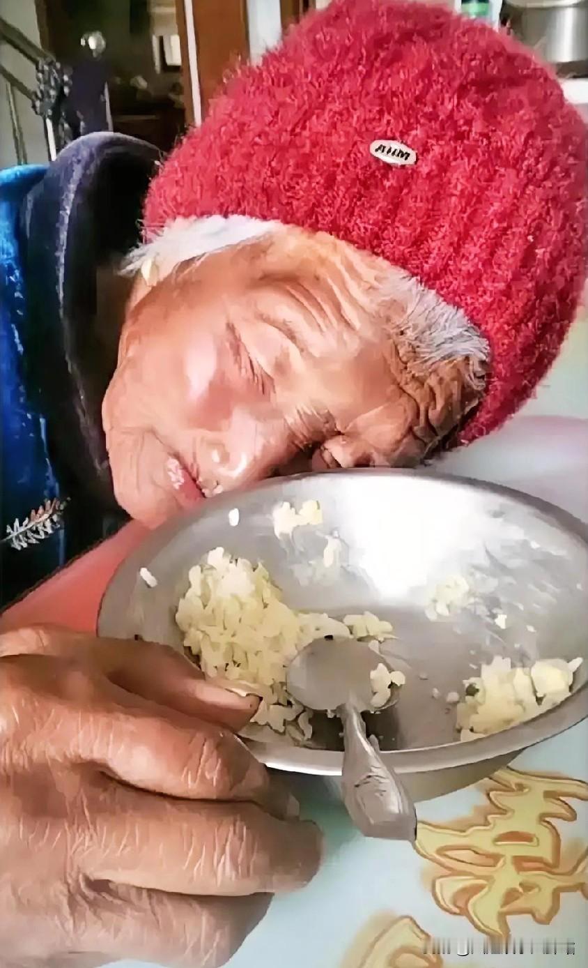 饭桌上的永别：母亲以最温柔的方式，完成了与这个世界的告别。

那顿饭，成了最后的