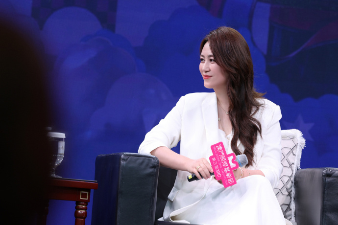 马丽成功女人的背后是她自己 马丽的成功，从来没有捷径可走。从话剧舞台到大银幕，从