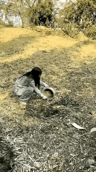 把这一手玩绝了
一定能一招半式
不愁吃喝
这女孩若发射暗器，保让天下第二，就无人