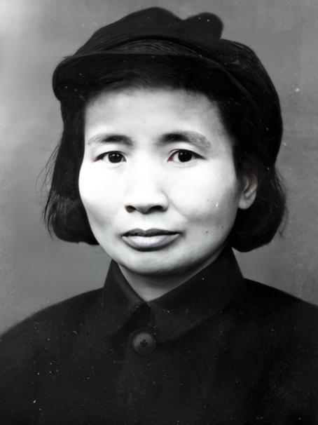 1960年冬天，钱瑛到甘肃考察，谁料司机中途迷路，突然发现前面沟里有烟轻轻飘出，