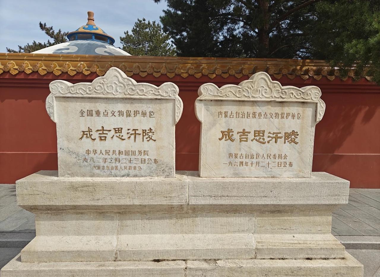 成吉思汗病逝后，蒙古贵族依草原秘俗将其深埋草原，以万马踏平地表，不封不树，不留任