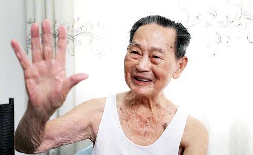 1942年7月5日深夜，加强排排长张泽醒来时，发现战壕里有几个日军正用刺刀往中毒