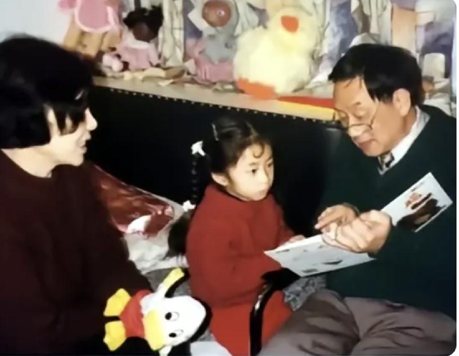 刘欢的独生女儿刘一丝有福气。
爸爸刘欢从小把她宠成小公主。
奶奶陪着她，爷爷戴着