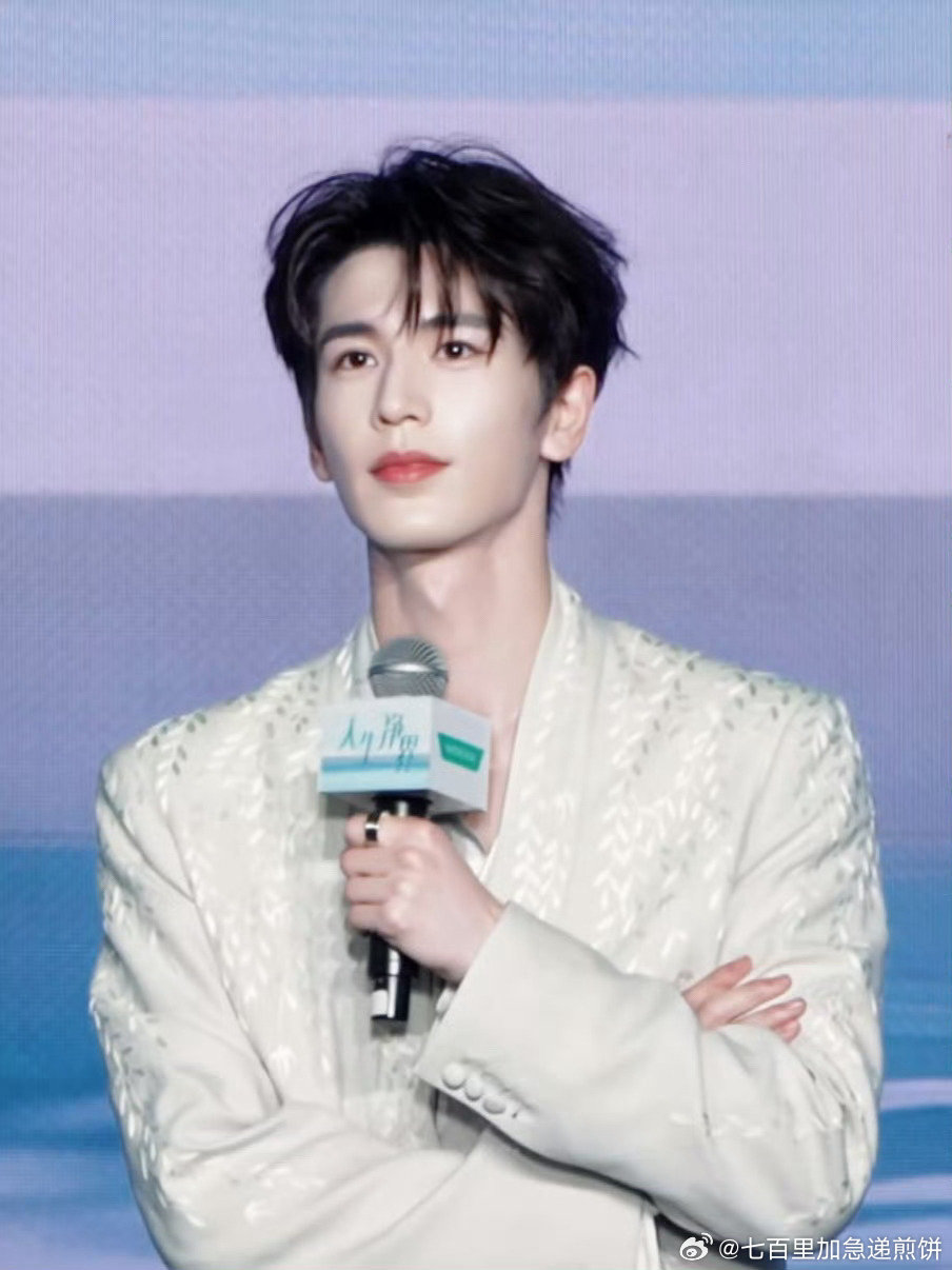 张凌赫今晚商务直播状态，帅的 