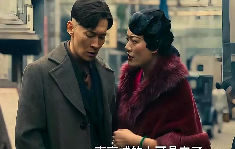 导演张永新当场拍板：就用这个发型，一个道具都不许改！

演员曹磊顶着个怪头型进了