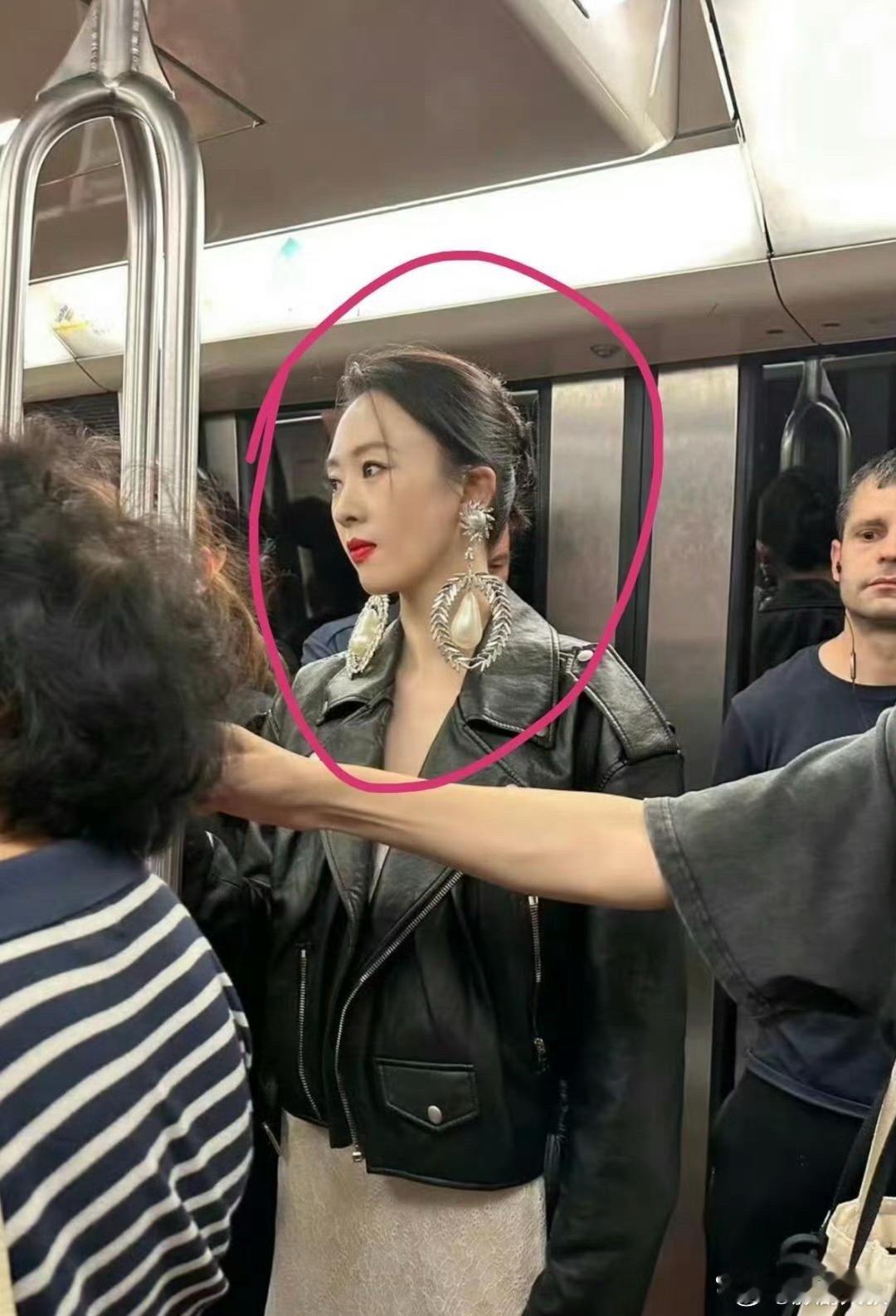 有网友在巴黎地铁里碰见了童谣，完全没有时间化妆，妆容显得特别自然，真是接地气啊！