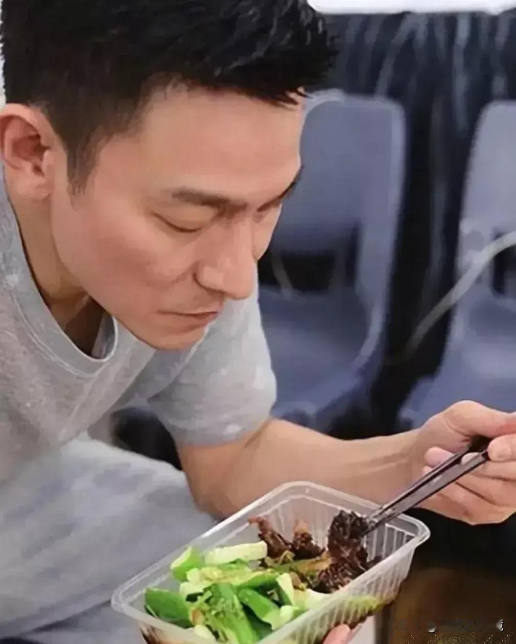 照片中这个男人为了保持身材，吃了几十年的素，一般人都难以做到吧。
看他饭盒里的这