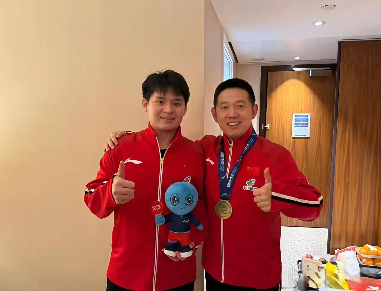 【不忘师恩，回到海南的林诗栋给教练带上金牌】伦敦世乒赛打完，21岁的主力林诗栋回