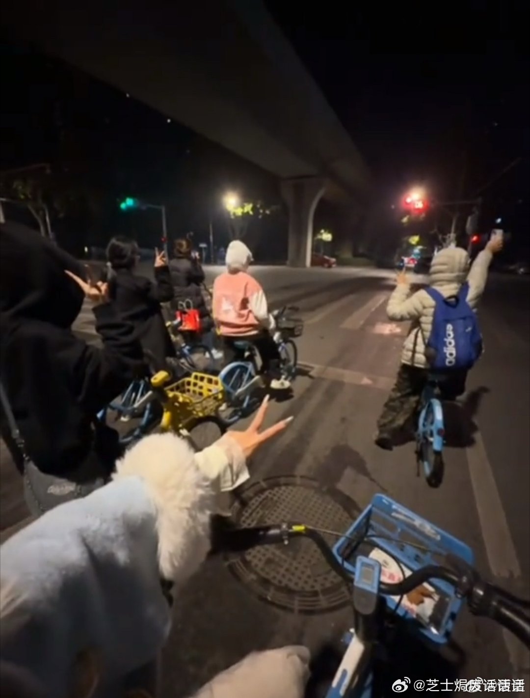 有一群很好的朋友是种什么体验 难过时不用假装坚强，一个电话他们就来陪你喝酒撸串，