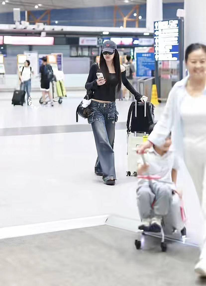 汪峰经历多次婚姻，育有三个孩子。大女儿小苹果由葛荟婕所生，因由婆婆抚养，与母亲感