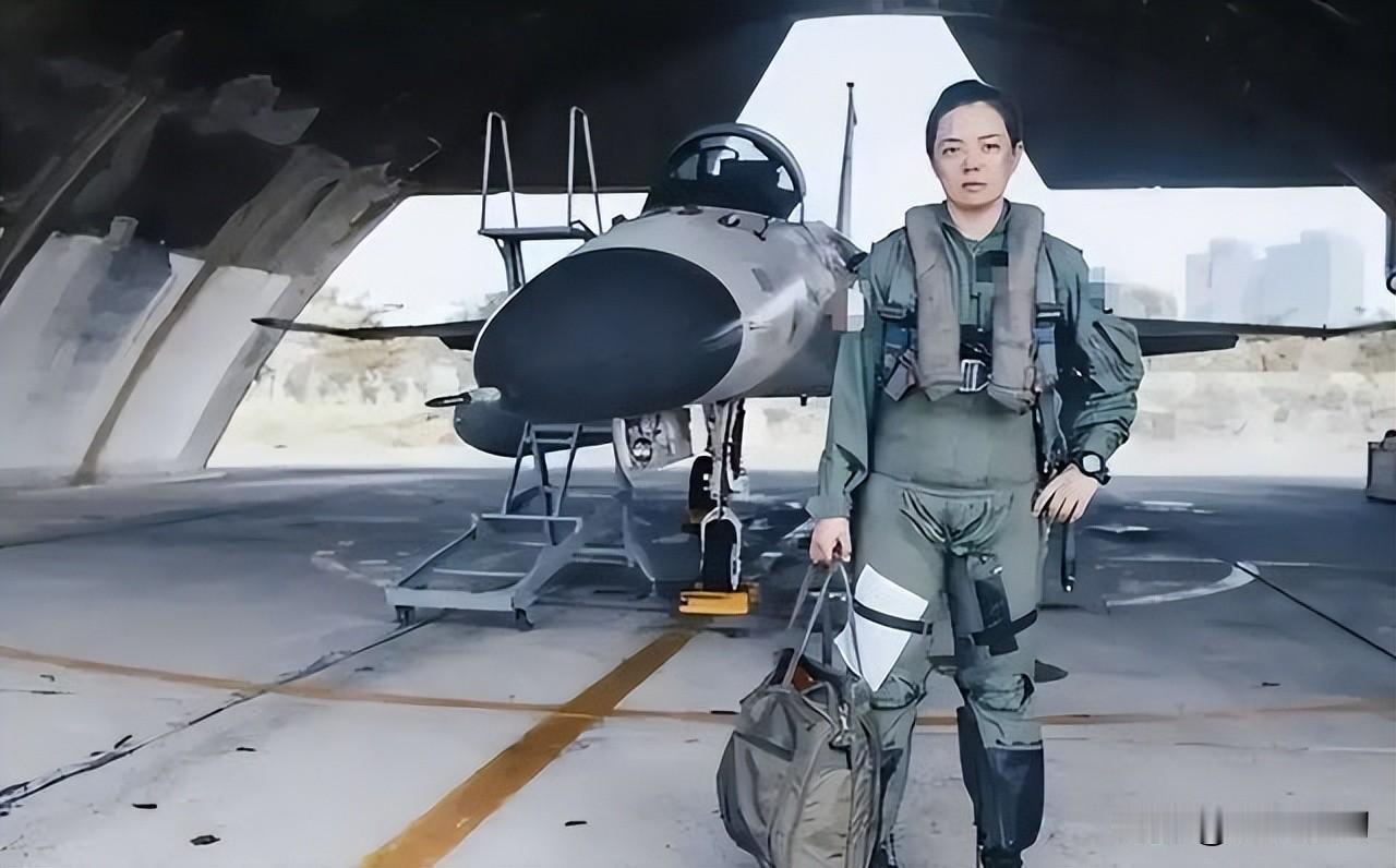 人物档案：郭文静，1990年生人，台军第四位女性战斗机飞行员，曾因父亲重病、家庭
