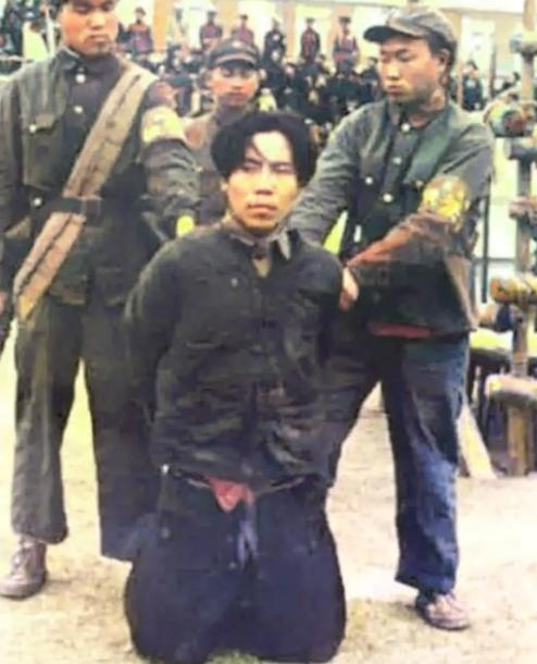 1951年1月，戴笠的儿子戴善武被五花大绑，跪在地上即将被执行死刑。被枪毙的时候