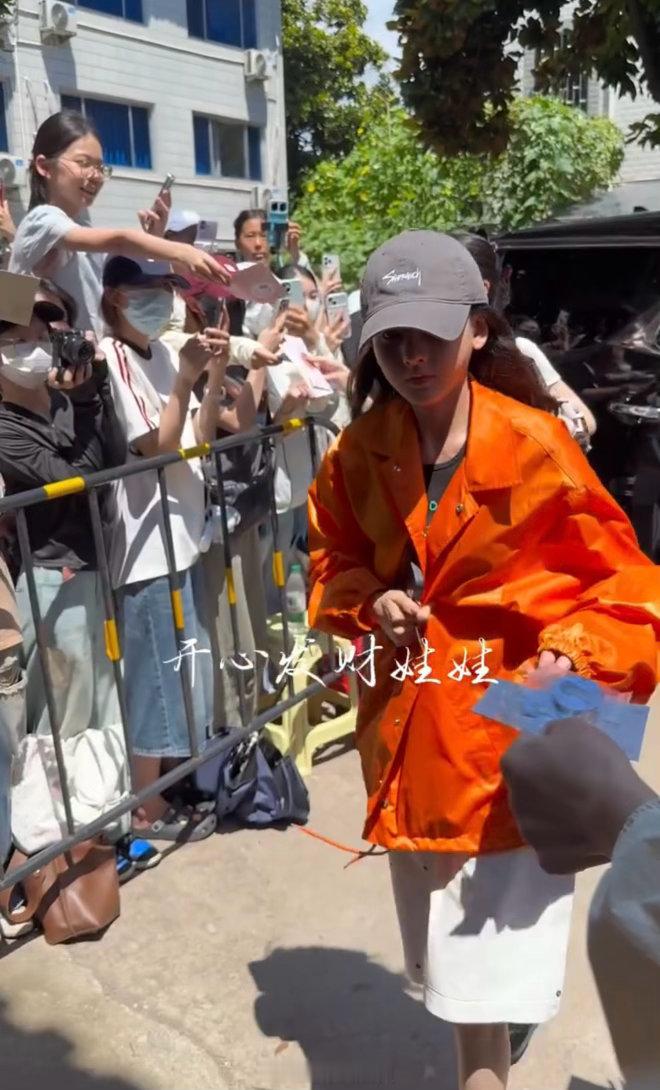 宋祖儿关心摔倒粉丝就这个宋祖儿人美心善！看到粉丝摔倒立马停下来关心，还帮忙扶起栏