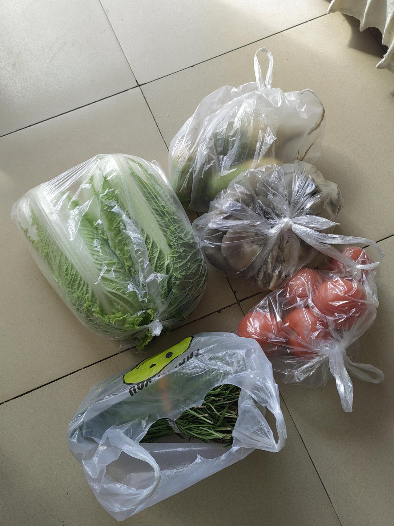 现在买菜花钱，貌似回到了二十年前，看着买的这些菜，看看微信账单，都有点儿不相信！