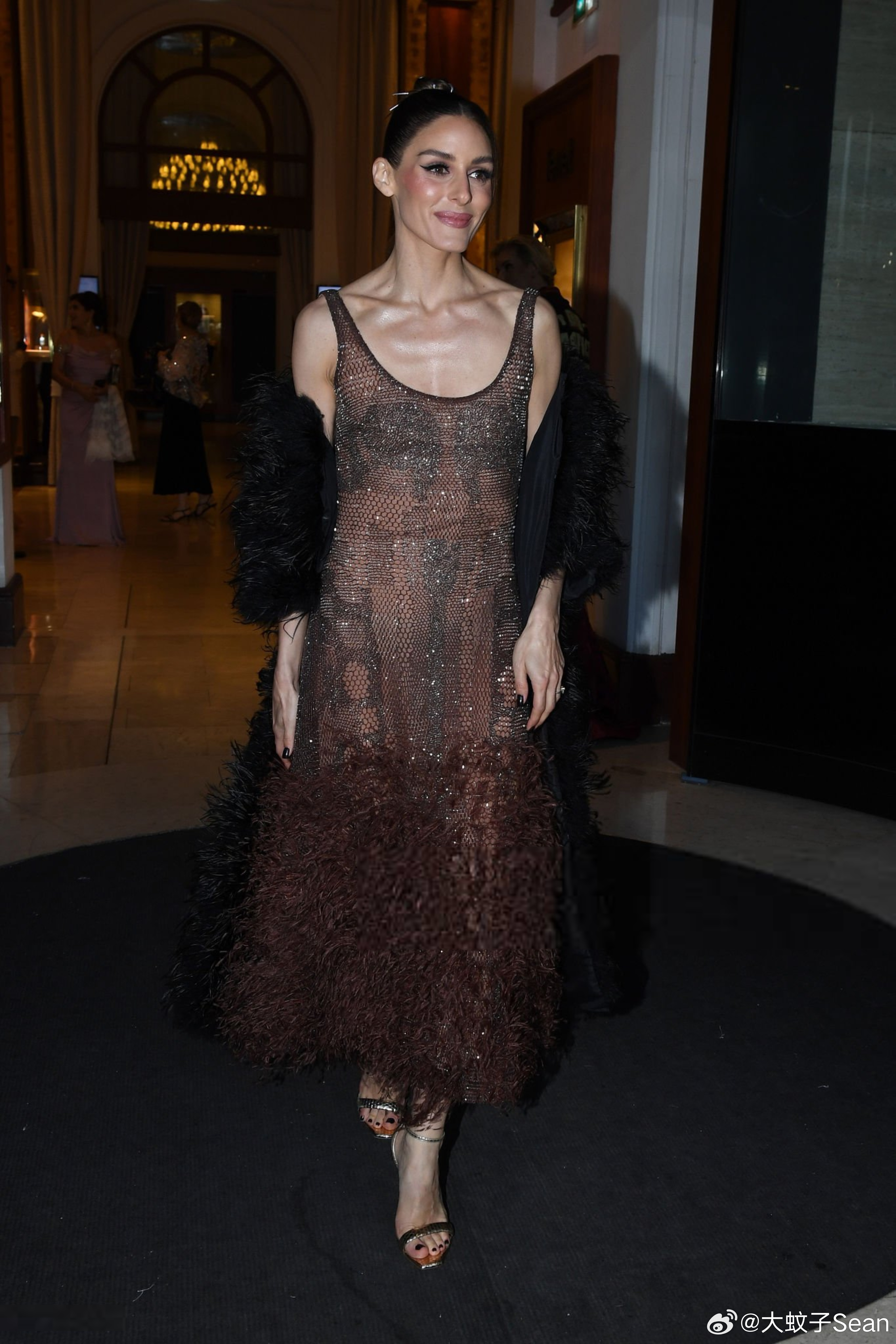 Olivia Palermo奥利维亚巴勒莫在戛纳电影节期间外出，搭了一套网纱羽毛