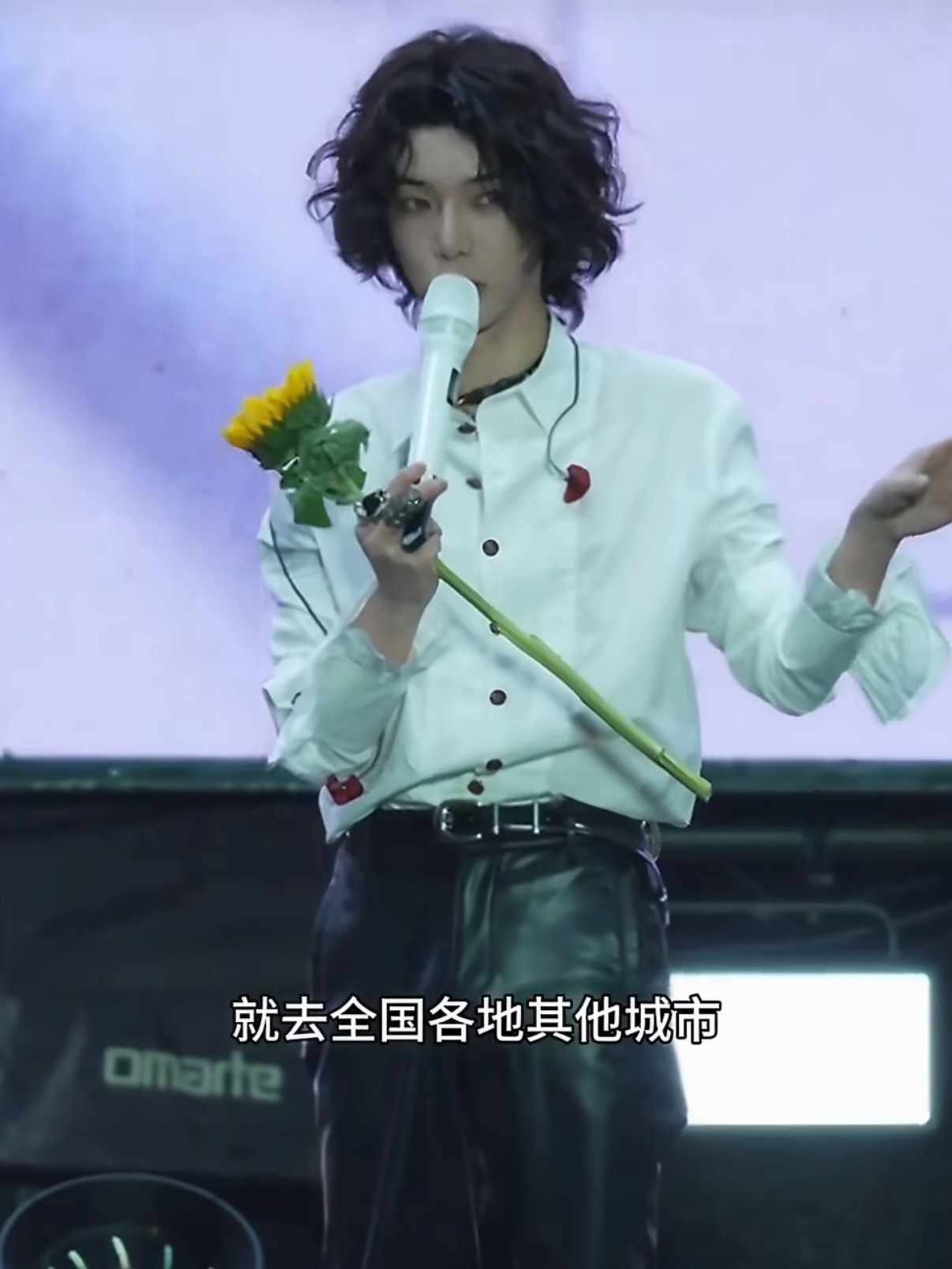 华晨宇说团队开始找新场地了华晨宇称今年一定会开火星演唱会从哽咽致歉到坦诚回应，他