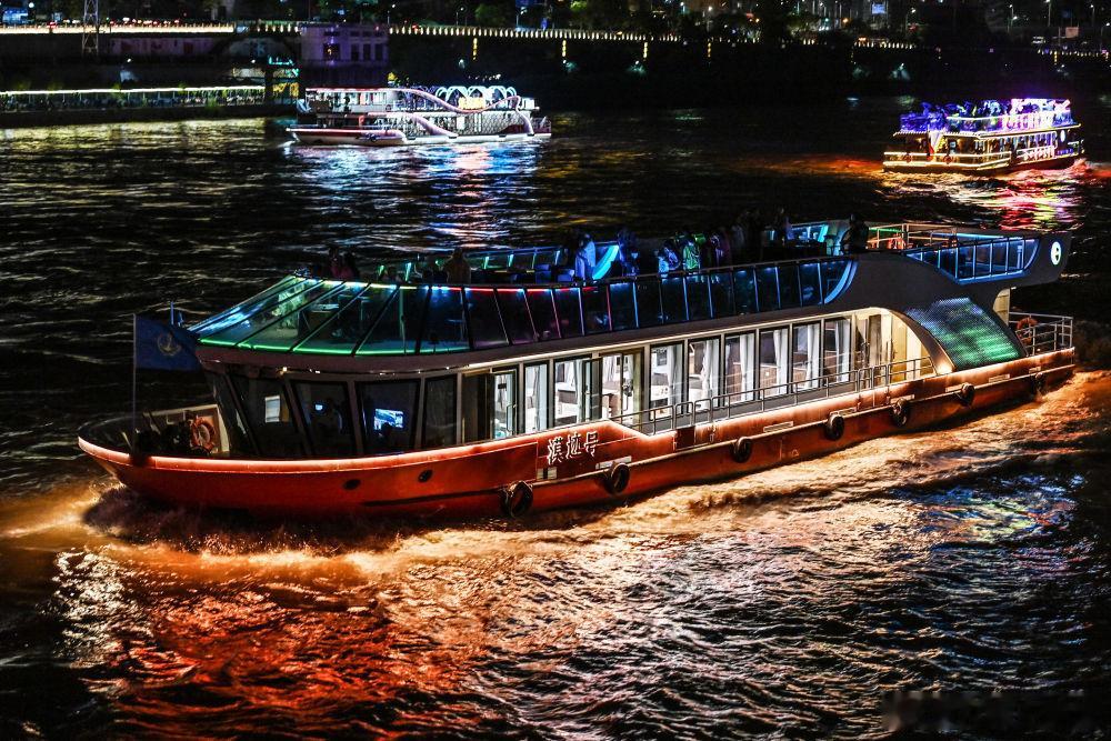 兰州解锁西北浪漫天花板夜游黄河，解锁兰州限定水上浪漫搭乘黄河游船逐浪前行，两岸风