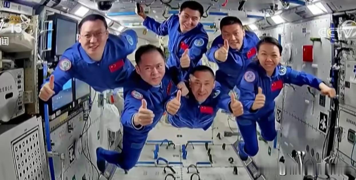 超人六人组！
他们可不是携手对抗怪兽，
去守护世界，
他们的冒险之旅，
充满的是