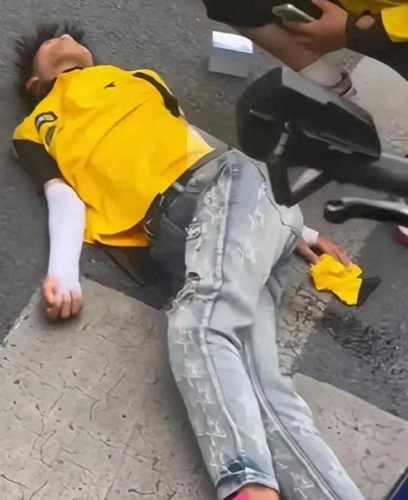 这哪是送外卖啊，分明是拿命换钱！
一个19岁外卖员送餐不幸摔死，这事儿看的人真揪