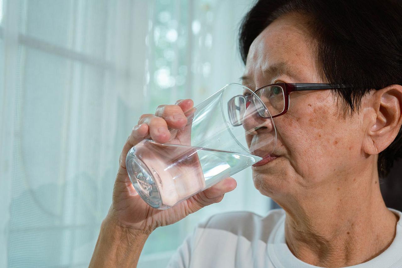 早晨起来喝一杯水,喝什么水? 早上起来喝一杯水，选啥水是个学问。我觉得温开水就很