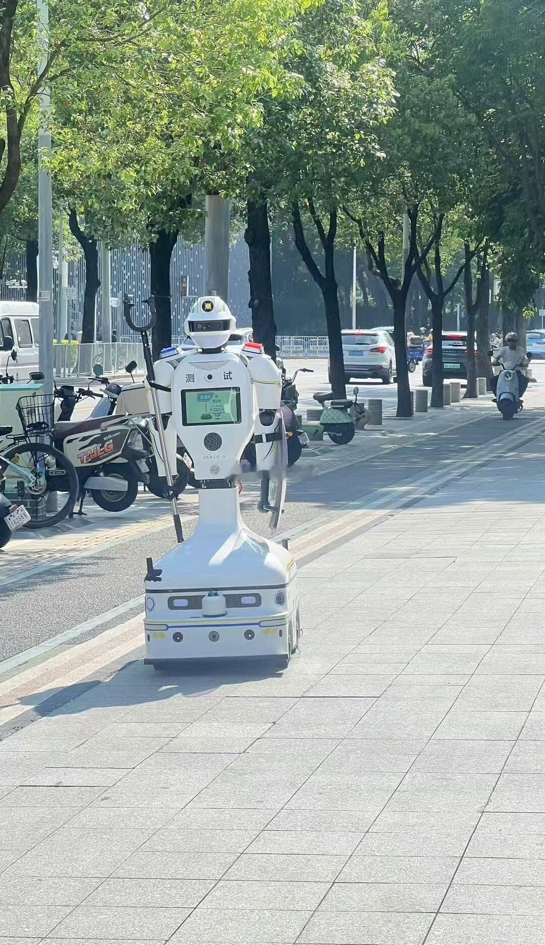 科技感十足的深圳街头～ 