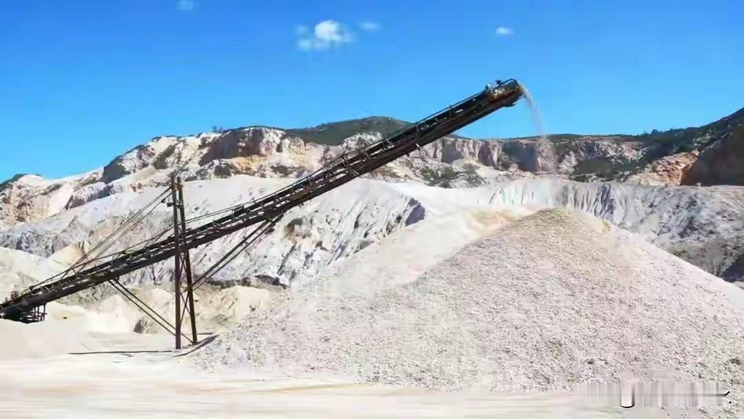 砂石骨料的价格在2019年前几年疯涨，这也让很多企业看中了这块的投资，包括很多国