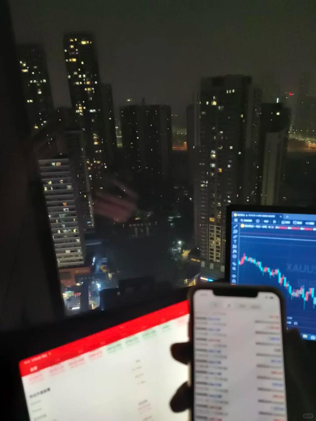 今天的操作上仍需要谨慎一点，不要追涨。市场真正的见底，需要满足两个条件:1.需要