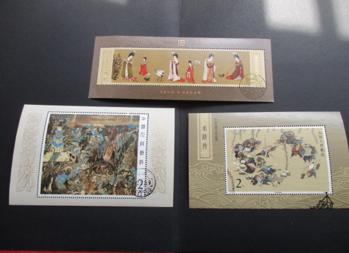 清明小长假期间，我打算晒晒邮票小型张。
我身处上海，按常理这个时节不该把它们拿出