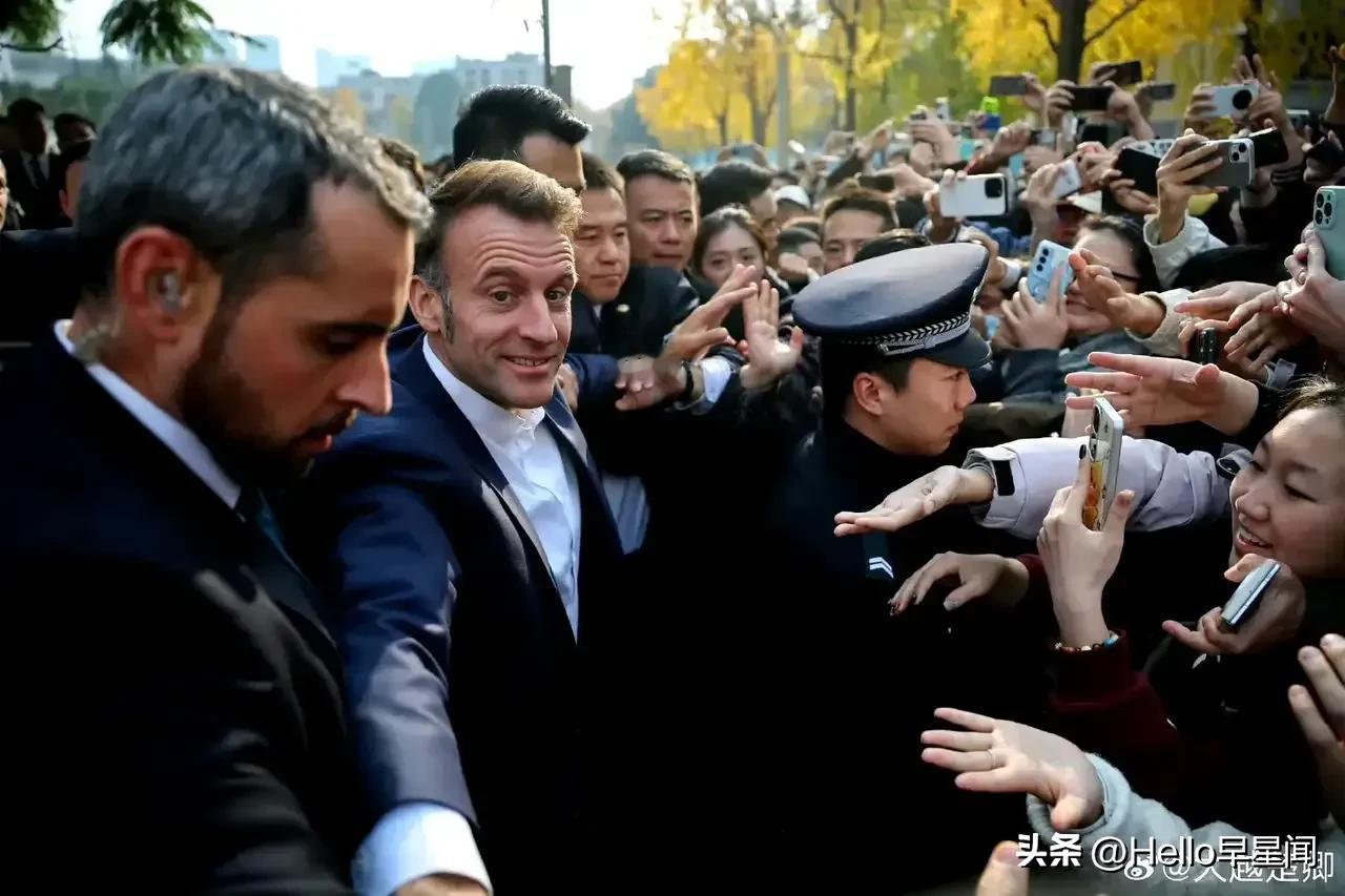 不得不说：
中法关系进入了“全盛时期”！

这是马克龙今天进入四川大学时的现场照