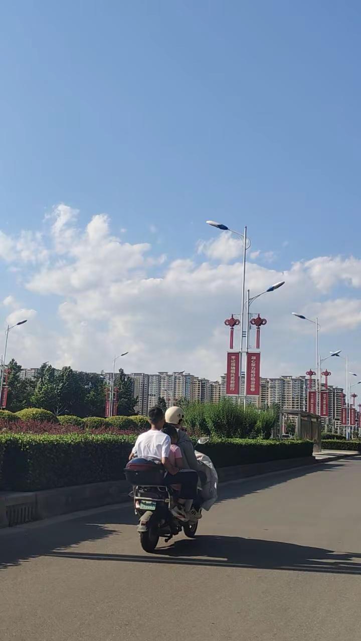 “早就不怨了  孤身一人又何妨          风风雨雨我一个人也走了很远的路