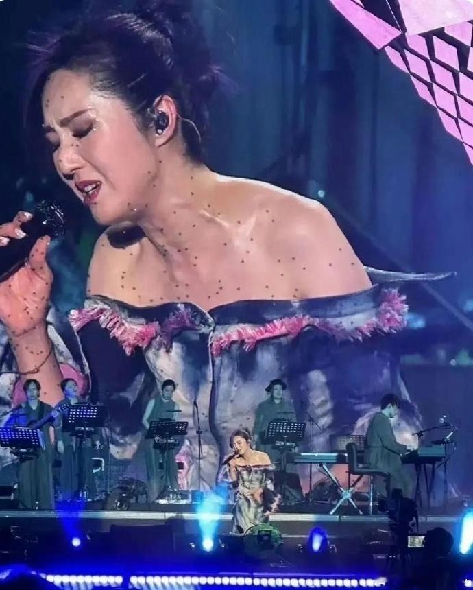 网友称赞杨千嬅活力四射，演唱会气氛热烈。然而，当灯光聚焦时，意外发现她衣服上爬满
