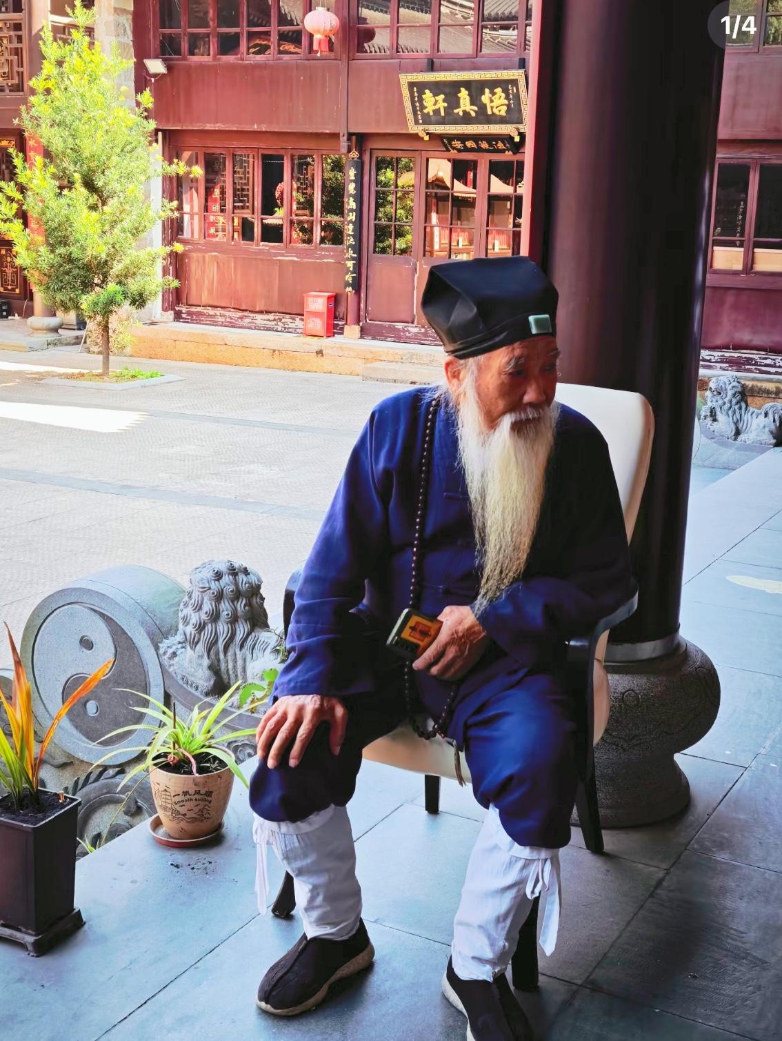 总抓着一切不肯放手，才是人生痛苦的根源

从前总以为，人活着就是不断拥有，爱人要