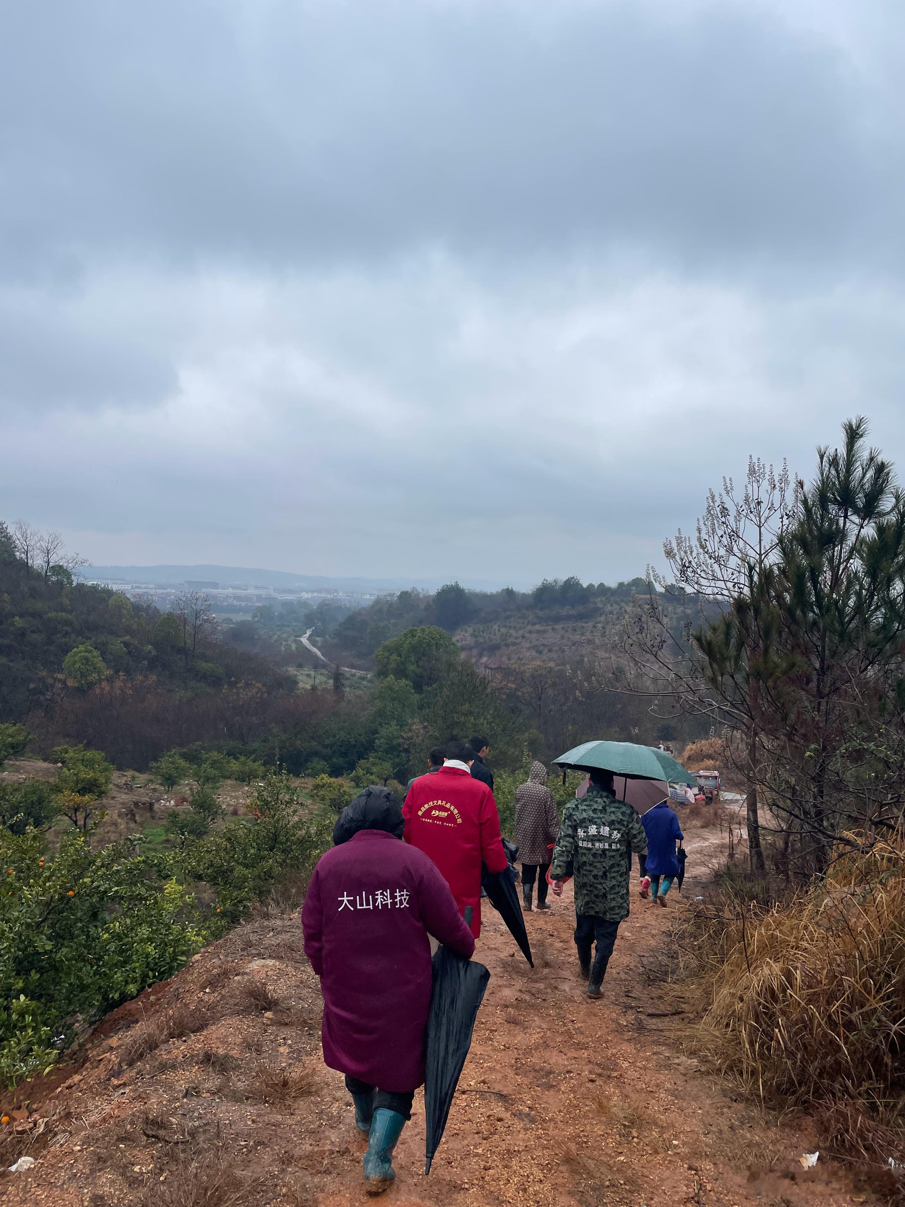 除夕祭祖泥泞的路烟雾啊雨水都阻挡不了脚步春晚大赏除夕祭祖 南昌·温圳