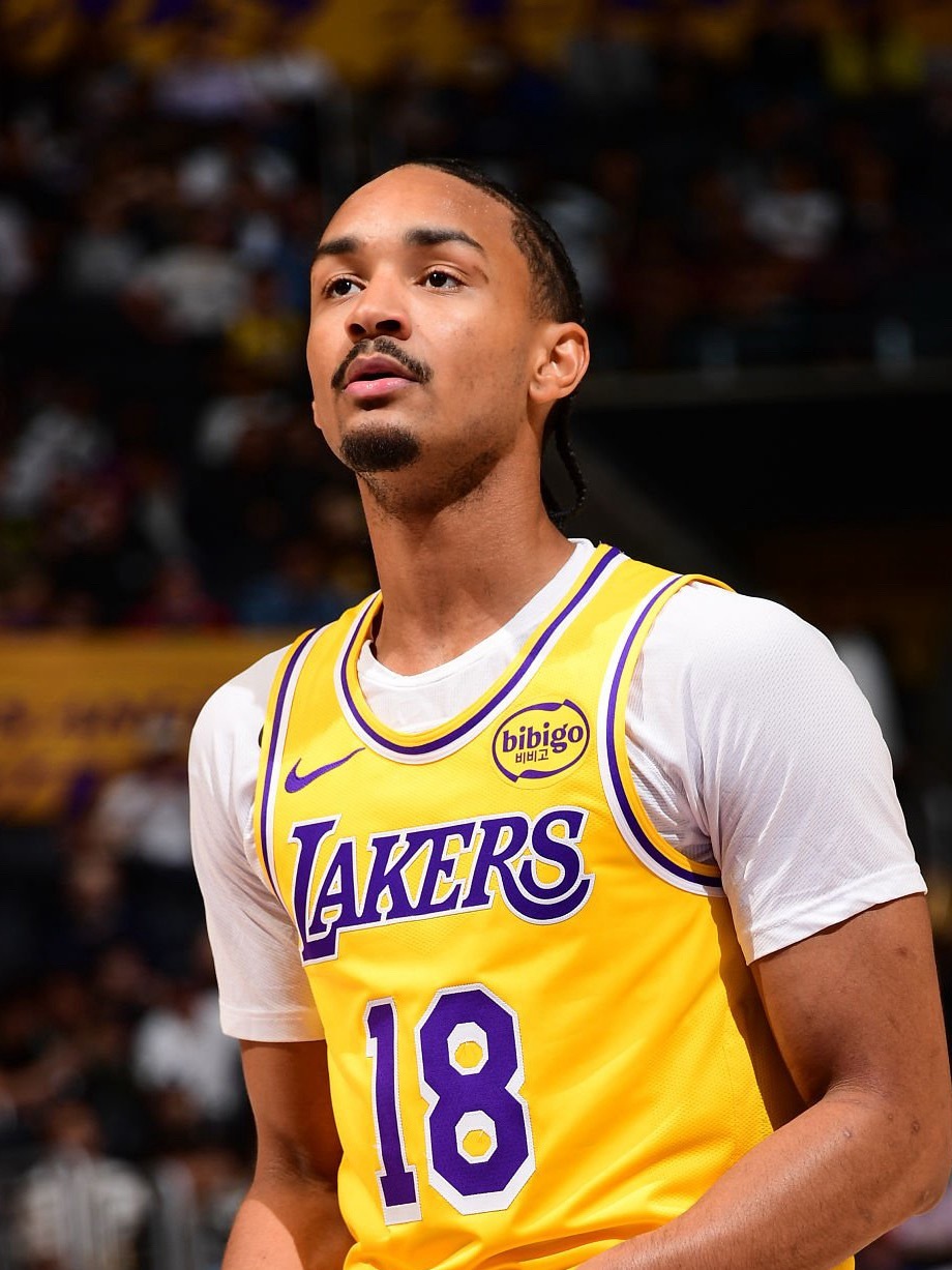 雷迪克表示，在裁掉科比-布夫金之后，湖人正在评估所有可能的选项，以填补最后一个阵