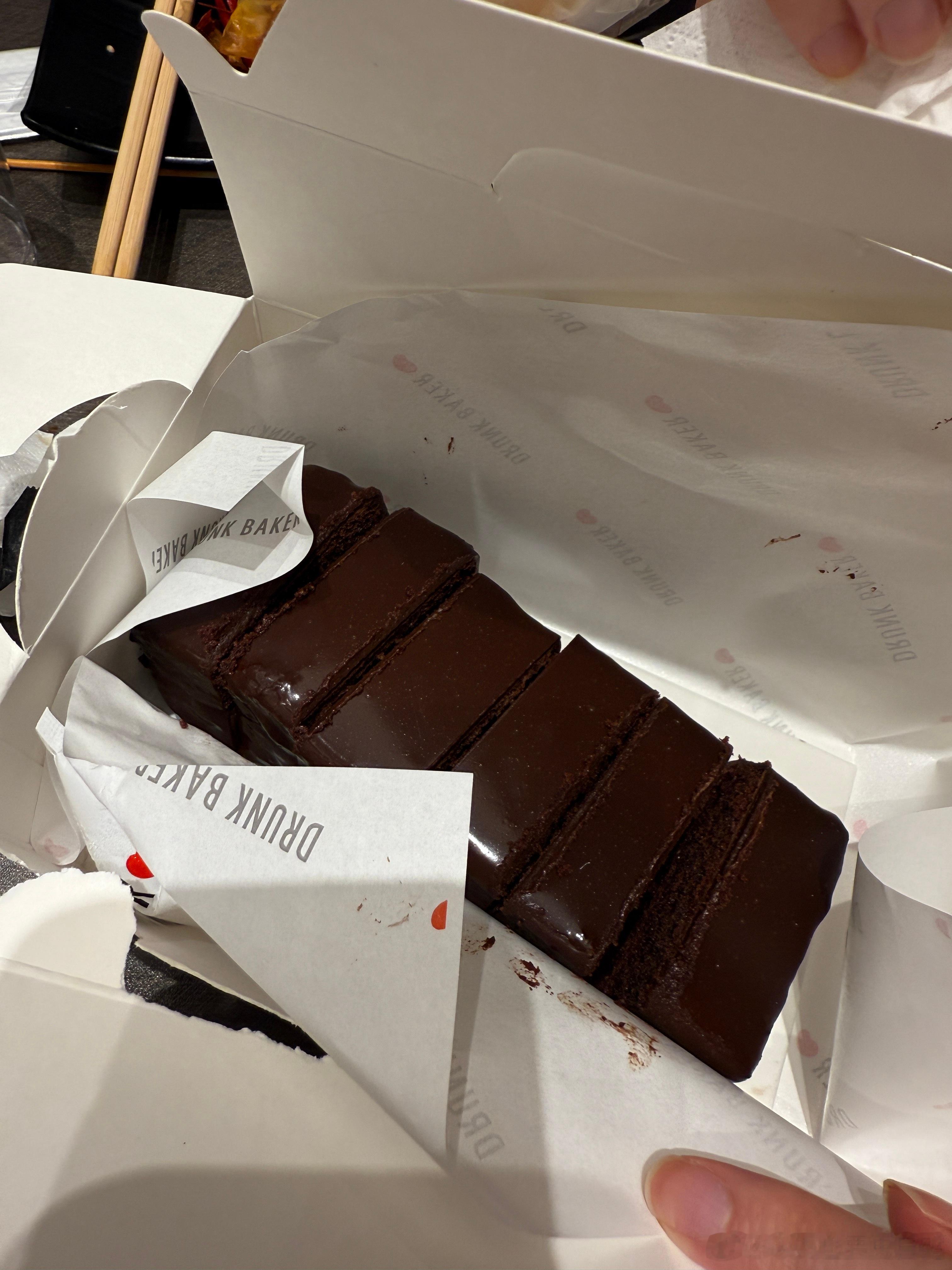 我以前从来不爱吃巧克力的，怀孕了以后超爱吃蛋糕、巧克力刚刚没忍住吃了两块 现在胎