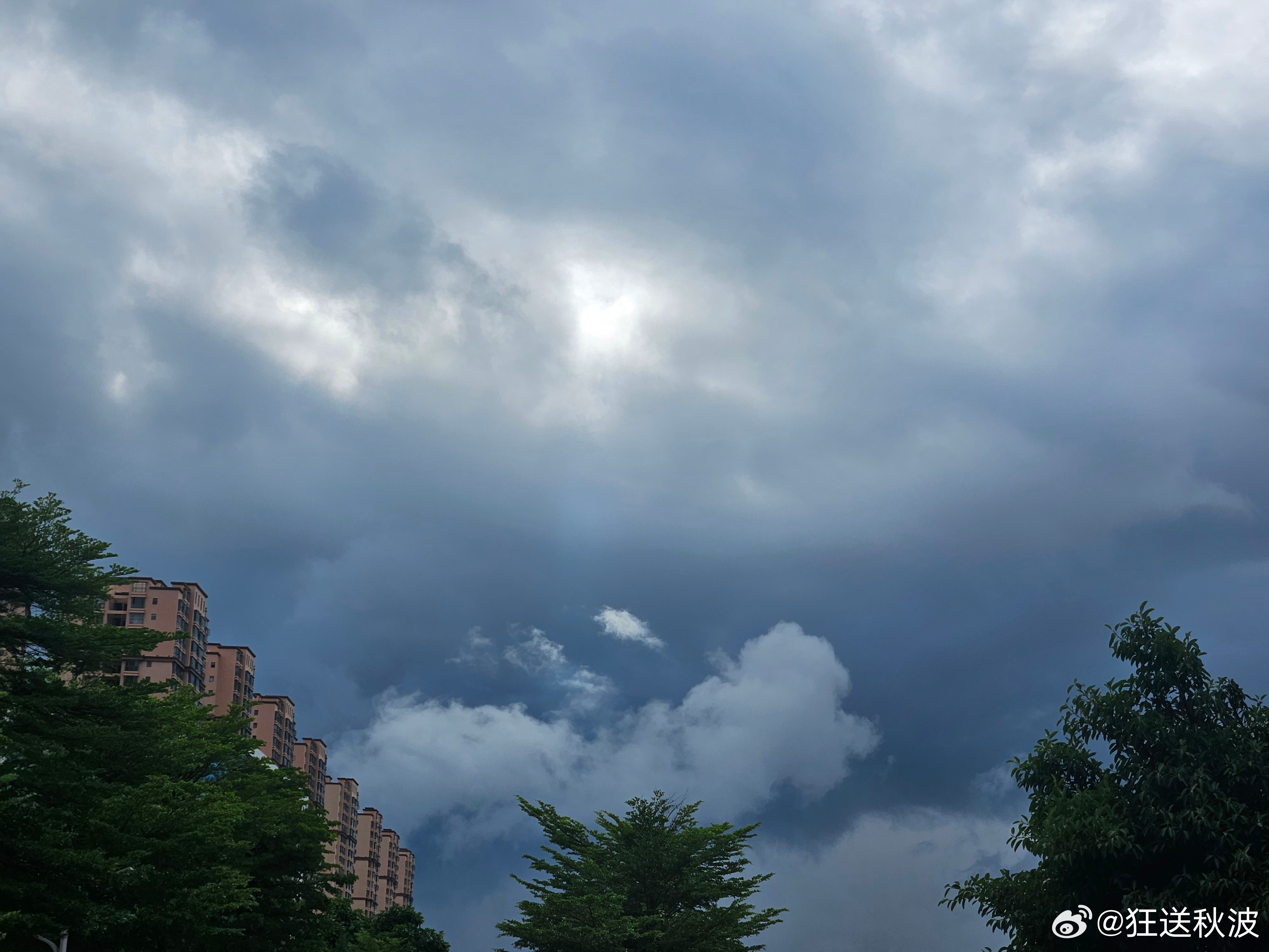 只要你心情好，阴雨的天空也很美！ 