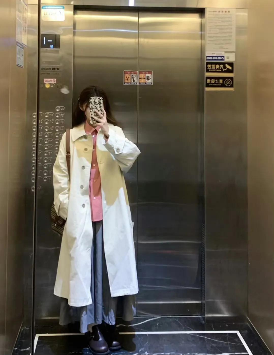 秋季叠穿大法，半身裙真的太温柔啦！不管是搭配风衣，夹克还是卫衣和毛衣，半身裙都能