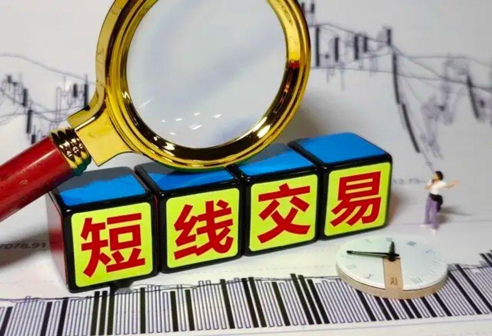 这段话说得确实让人火大！我帮你用大白话捋一捋，更通俗易懂：唉，外面的股市高开低走