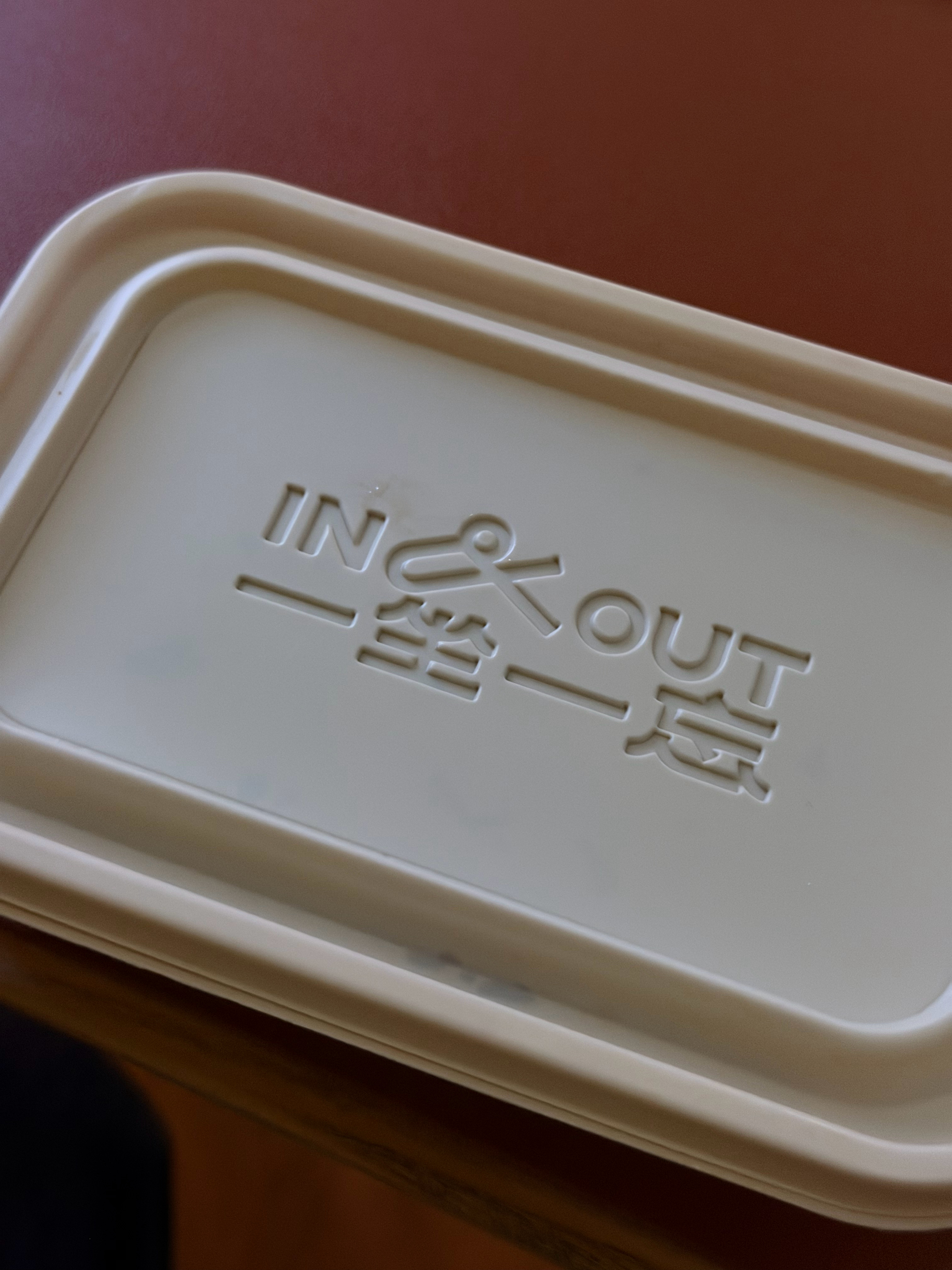 特么，一坐一忘的英文名，叫 In&Out。 绝摆！ 