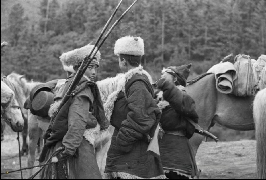 不懂就问啊！如图所示这些少数民族使用的枪，为什么前面有两个叉呢？两个叉起什么作用