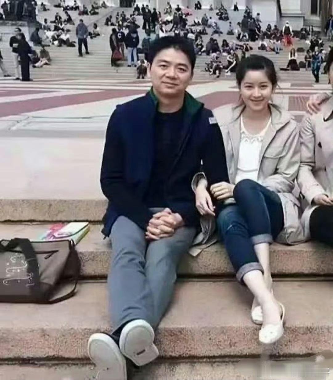 这时候的刘强东三十八岁，章泽天十八岁，刚认识不久。 ​​​看得出奶茶妹真心喜欢东