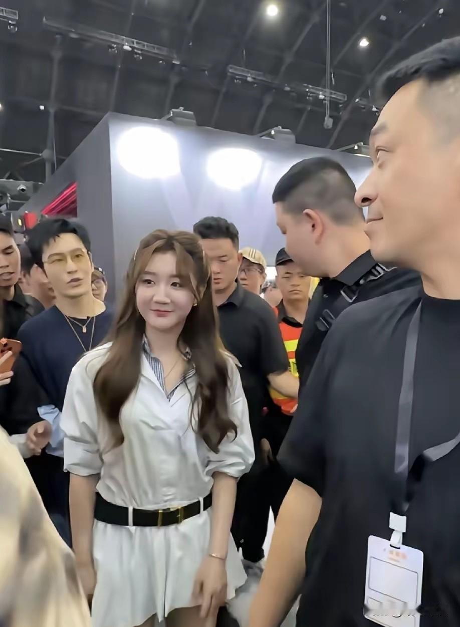陈梦说到做到，她的光芒终于盖过黄晓明！

8月21日，黄晓明与陈梦一起在上海参加